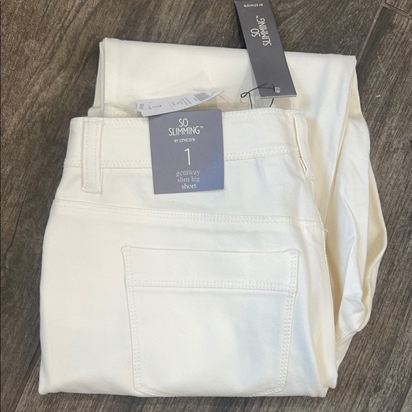NWT Chico's Creamy White So Slimming Getaway Slim leg short pants - Picture 2 of 7